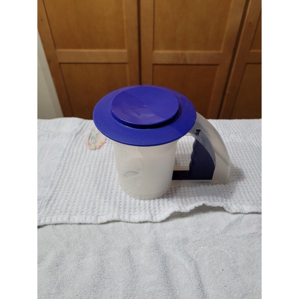 Tupperware Sifter - Picture 3 of 6
